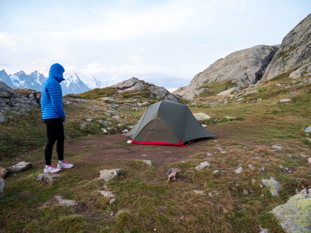 photo de notre tente Hubba Hubba NX de MSR autour du lac de chéserys avec le mont blanc en septembre 2019 lors d'un trek