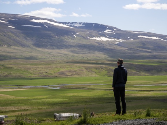 Photo d'un homme de dos sur paysage islandais
Voyage en Islande juin 2020