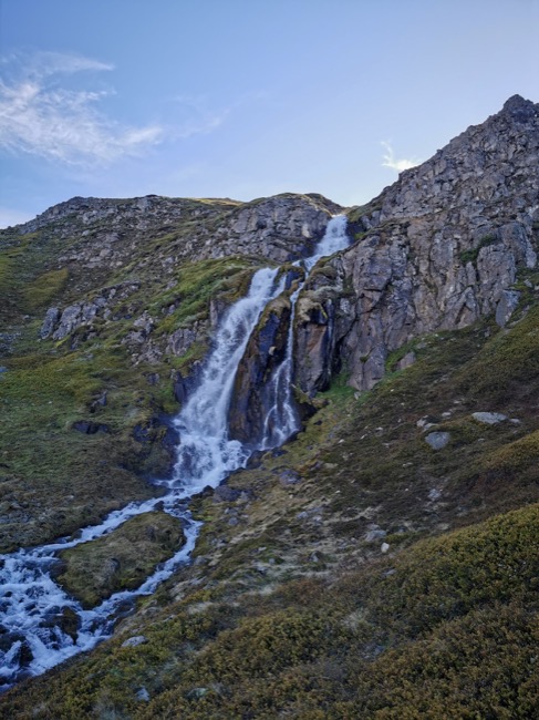 cascade au bord d'une route
Voyage en Islande juin 2020