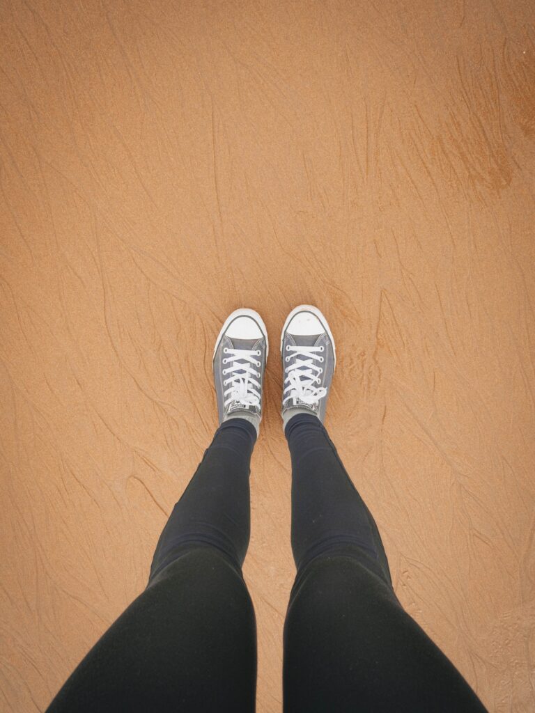 Photo de mes chaussures sur le sable de la plage de saint jean de lui
