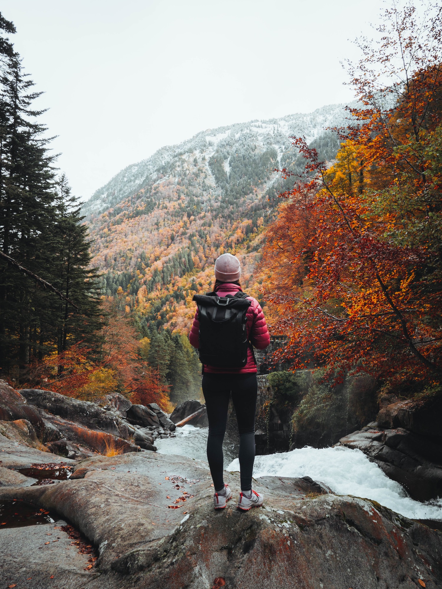 Randonnée sur le chemin des cascades en automne menant au lac de Gaube dans les Pyrénées