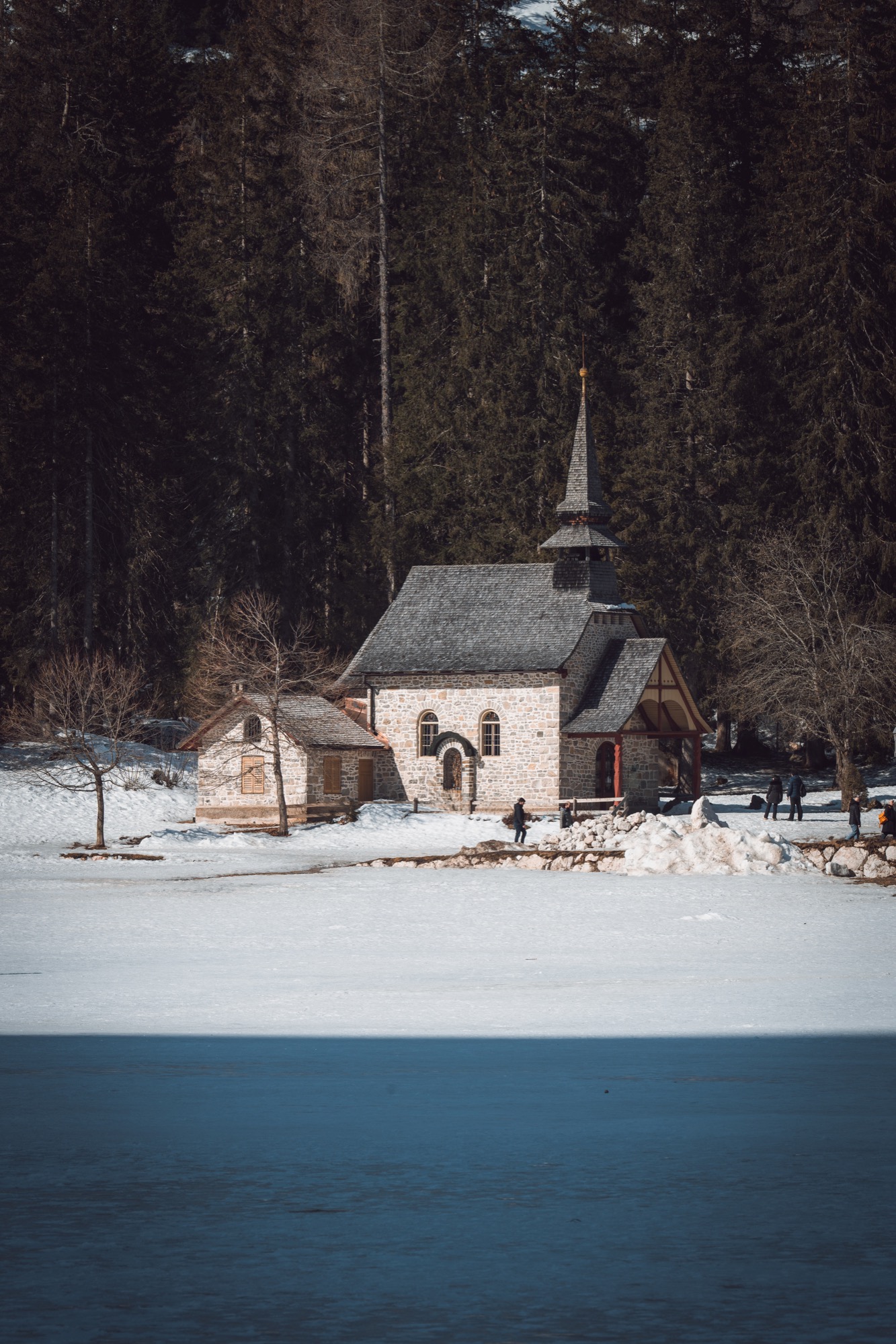 église lago di braies en hiver, dolomites